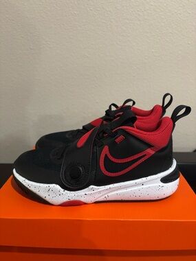 NIKE Nike Team Hustle D 11 Sneakers shoes Size 2 Y